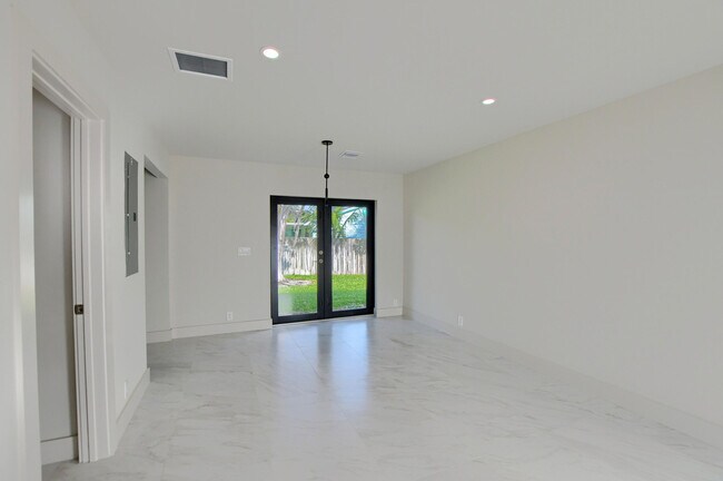 Building Photo - 2503 Oceanview Ave