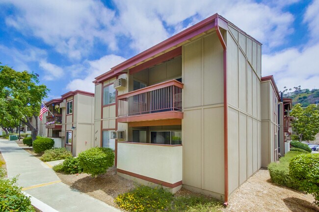 Foto del edificio - Spacious 3 Bedroom Condo Available for Move In May 1st