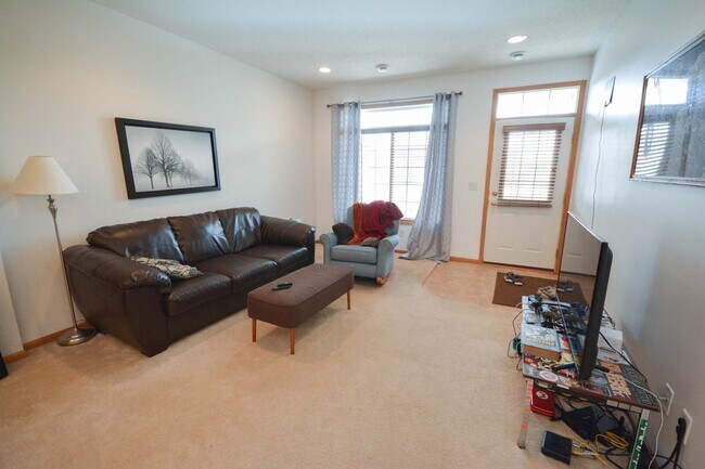 Foto del edificio - Beautiful Crimson Ridge townhome!