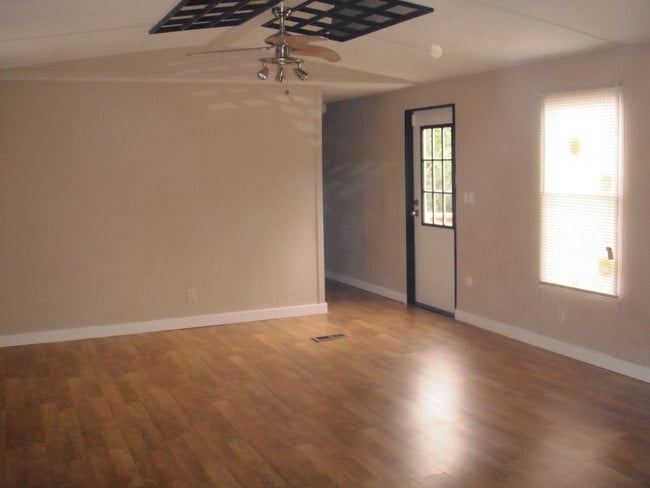 Building Photo - 122 Valley Dr