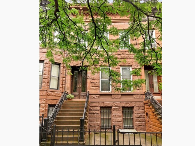 Building Photo - 22 Linden St