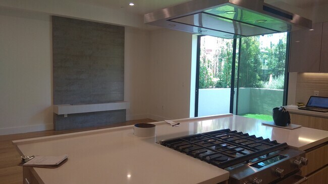 living room - 1806 N Gramercy Plz