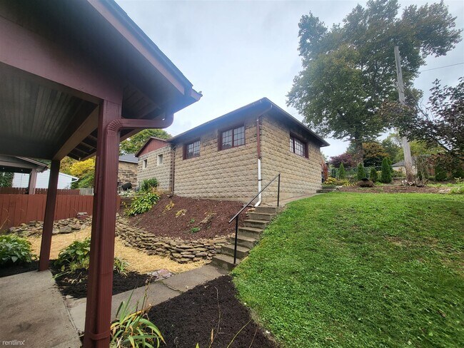 Building Photo - 3 br, 1.5 bath House - 227 North Monroe St...