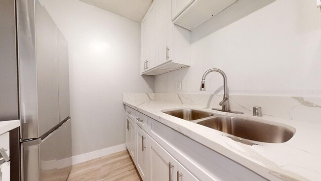 Building Photo - 1900 Rockefeller Ln