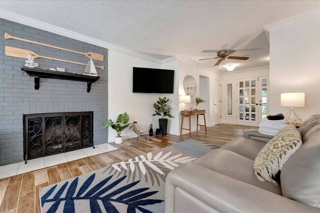 Building Photo - 612 Montezuma Dr