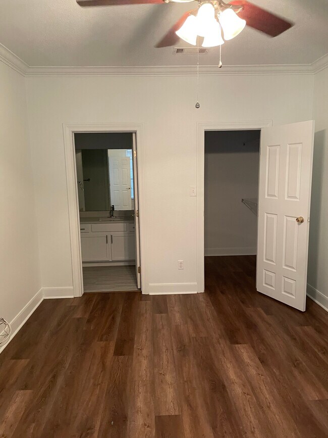 Building Photo - 710 E Boyd Dr