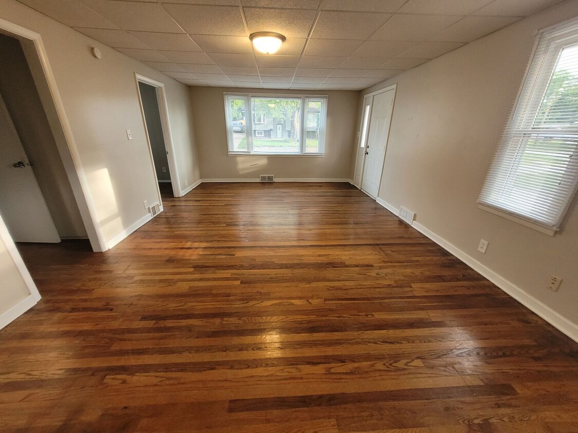 Primary Photo - 2 Bedroom, 1 Bathroom home with Garage!