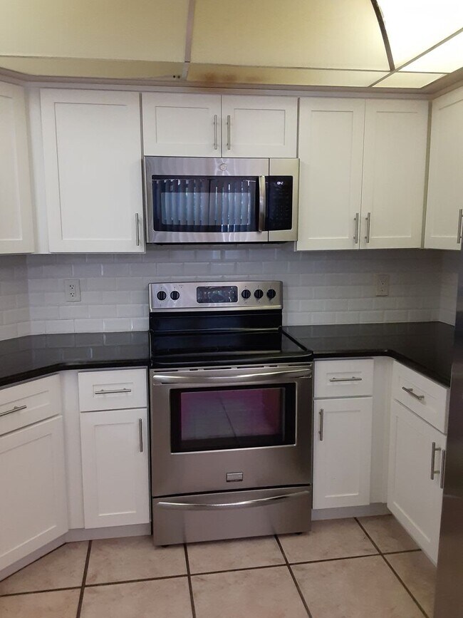 Building Photo - Split Floor Plan POOL HOME