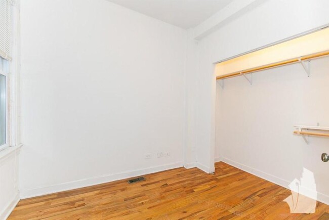 Building Photo - 4 bedroom in Chicago IL 60613