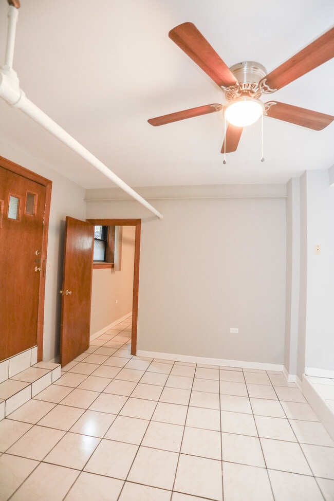 Building Photo - 1318 W Foster Ave