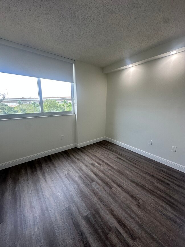 Foto del edificio - 7991 NW 7th St