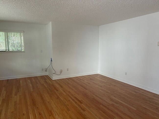 Building Photo - Close-in NE Portland Duplex Walking Distan...