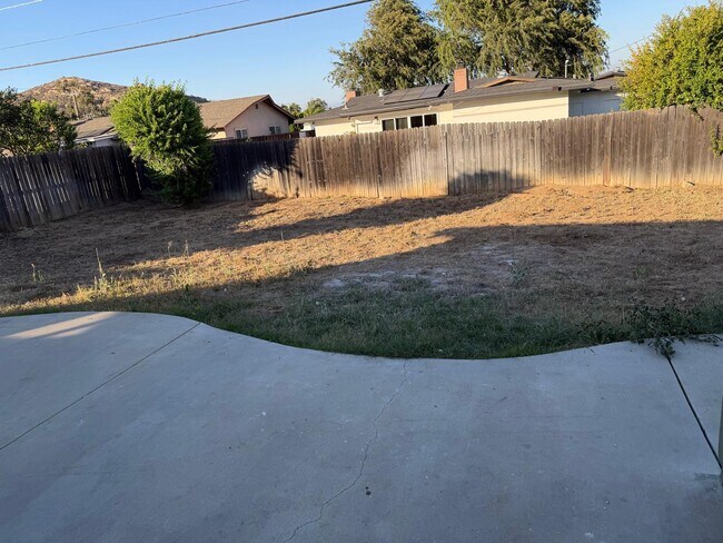 Foto del edificio - 5277 Peacock Ln