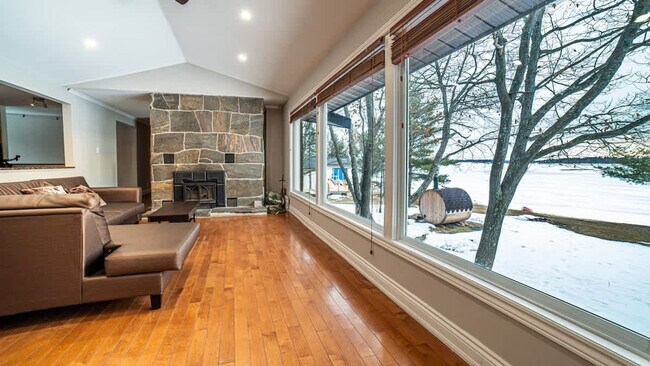 Photo du bâtiment - 80 Sand Bay Rd