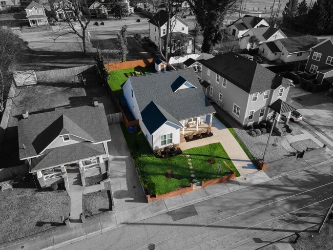 Photo - 206 Jenkins St House