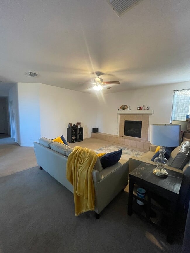 Building Photo - massive 4-bedroom, 3-bathroom home in Plumas Lake (Arboga)