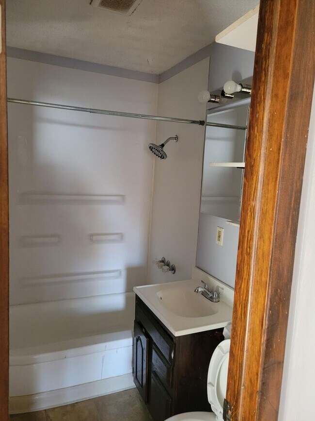 Building Photo - 3 bedroom 1 bath