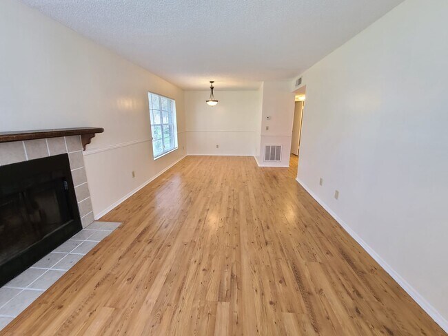 Foto del edificio - 4034 Dream Oak Pl