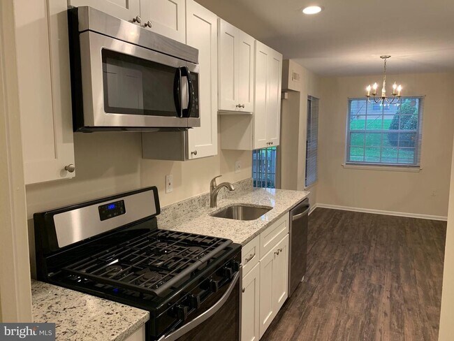 Foto del edificio - Newly Renovated Mclean Condo with ample sp...