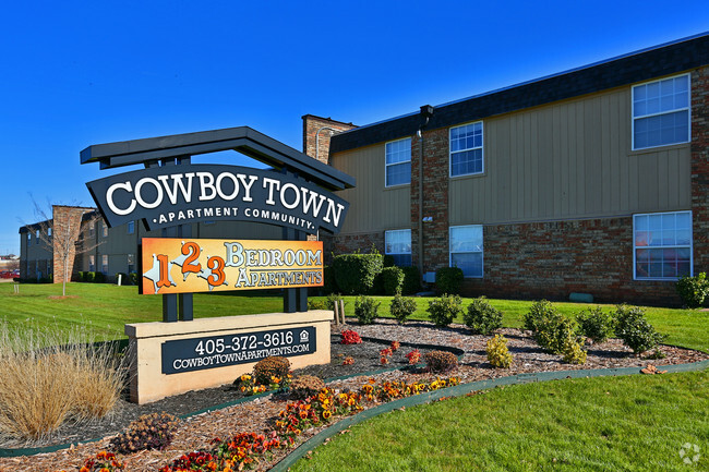 Entrada - Cowboy Town Apartments