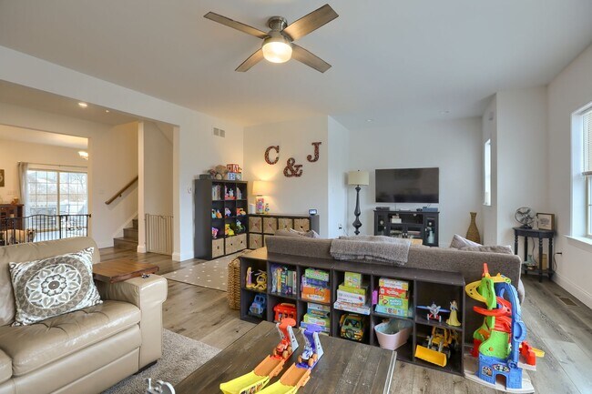 Foto del edificio - 4 bedroom townhome