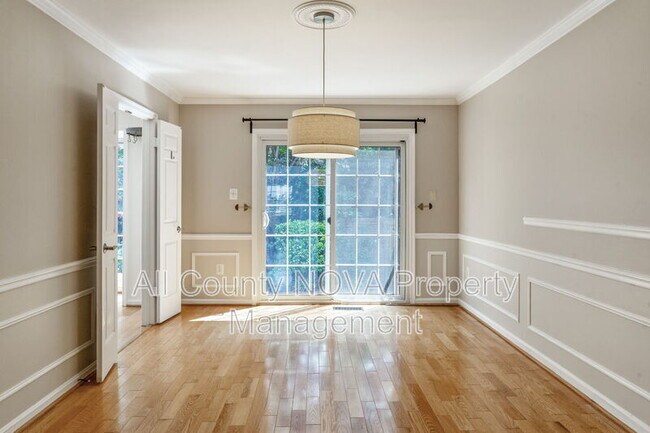 Building Photo - 6410 Seven Oaks Ct