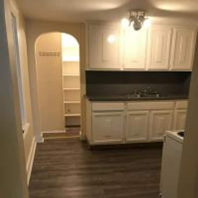 Building Photo - Small 2 Bedroom, 1 Bathroom 2nd Floor Apt ...