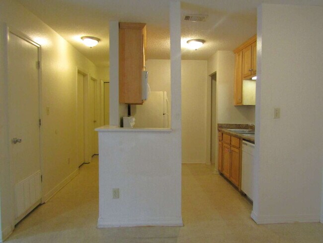 Foto del edificio - Spacious 2BR/1BA Apartment in West Pensaco...