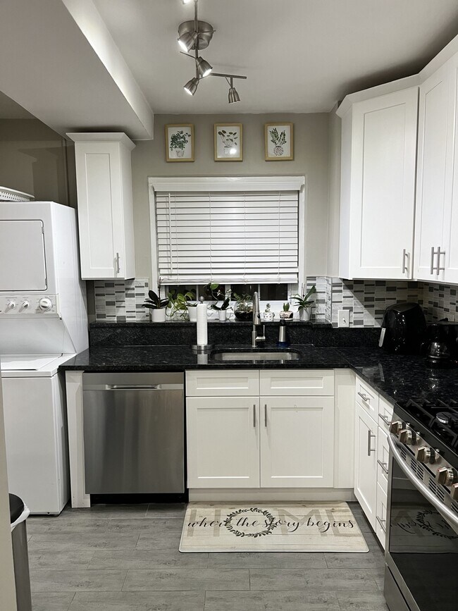 Building Photo - 3322 Martha Custis Dr