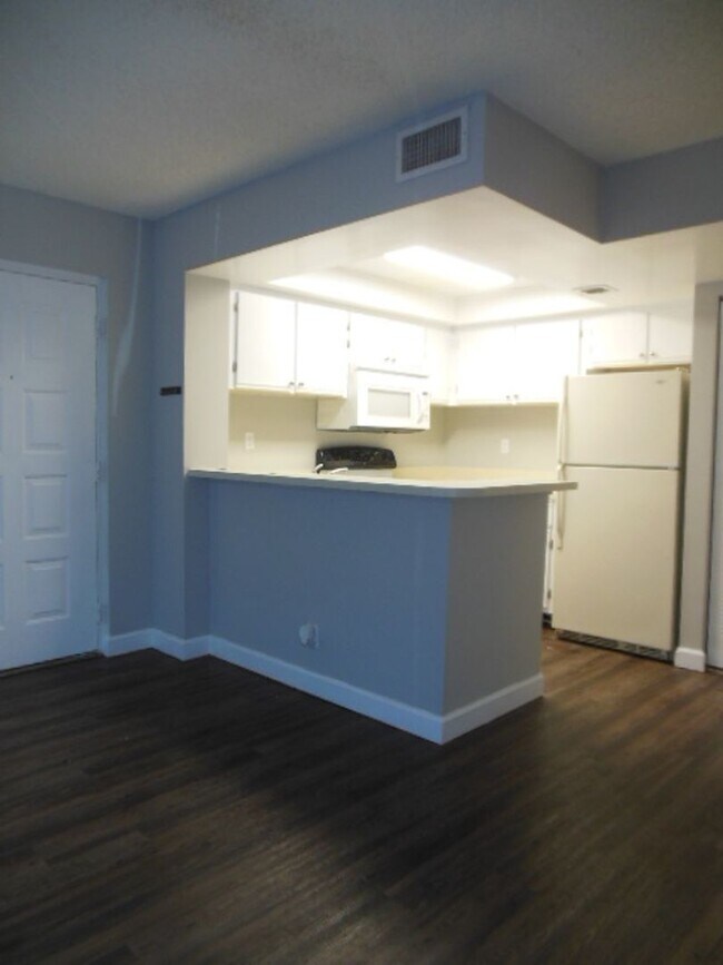 Foto del edificio - ONE BEDROOM ONE BATHROOM !! WATERFRONT COM...