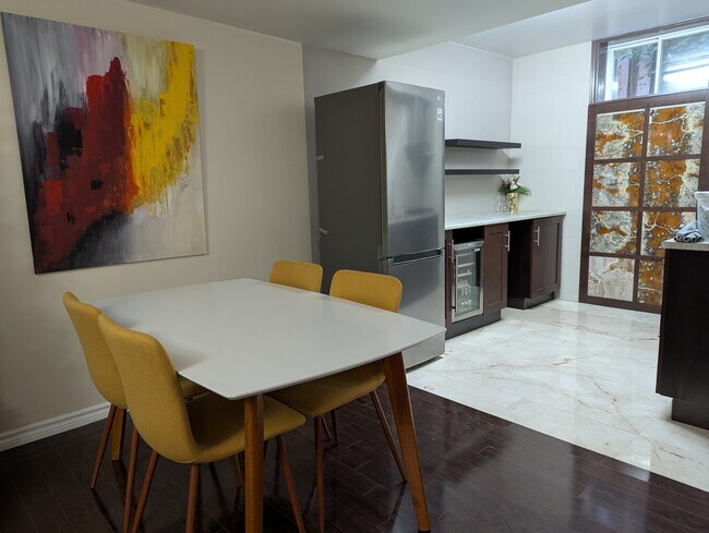 Building Photo - 3022 Dalehurst Dr