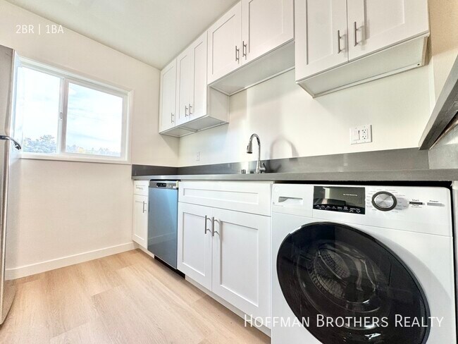 Foto del edificio - 3160 Hollycrest Dr