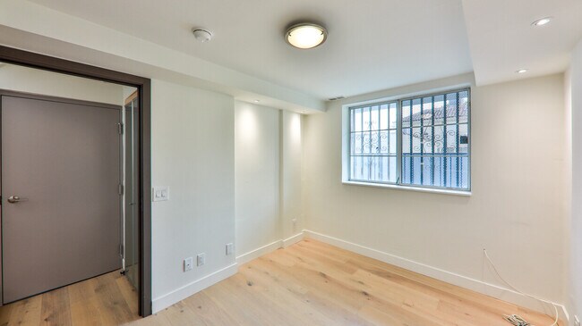 Foto del edificio - 7912 Blackburn Ave