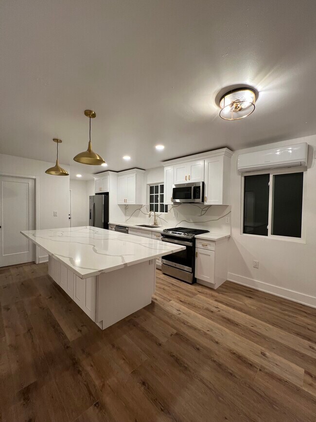 Building Photo - 1254 W 59th St