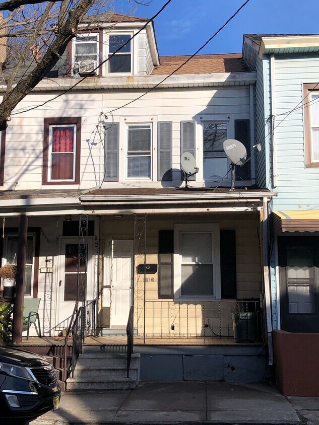 Foto principal - Great 3 Bedroom, 1 1/2 Bath Home! New Kitc...