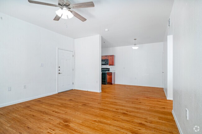 2 habitaciones, 1 baño - 684 pies cuadrados - Sala de estar - Trails at River Road (Boerne Creekside)