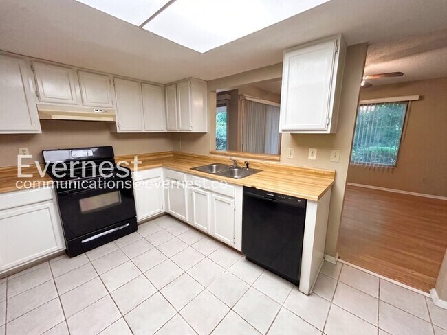 Foto del edificio - Spacious 2 Bed, 2 Bath Condo with Modern Amenities / No Pets Allowed / Available No!