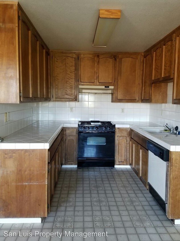 Building Photo - 1215 Los Olivos Ave