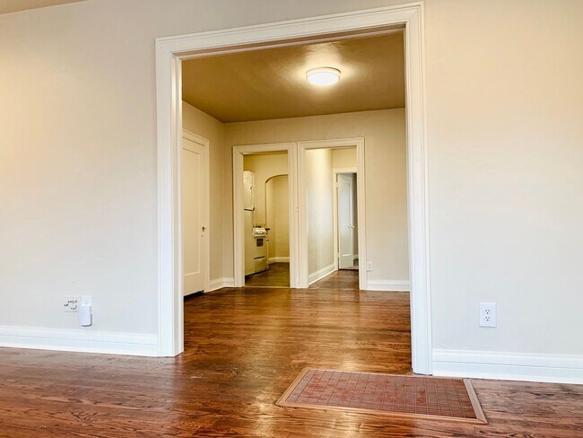 Building Photo - Large 1BD 1BA Apartment with Bonus Area Located in Historic Miller Neighborhood!!