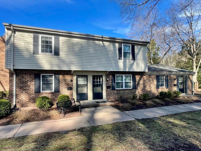 Foto del edificio - Darling Townhouse in Willow Terrace - ready for you to move in!