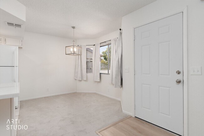 Foto del edificio - Beautiful upstairs 2-bedroom, 2-bathroom apartment