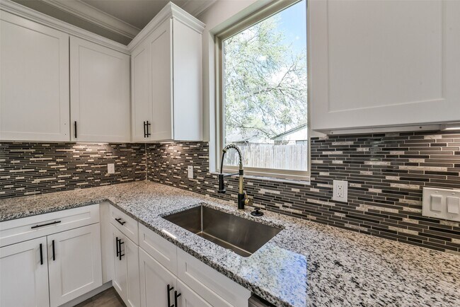 Foto del edificio - 6835 Tara Dr