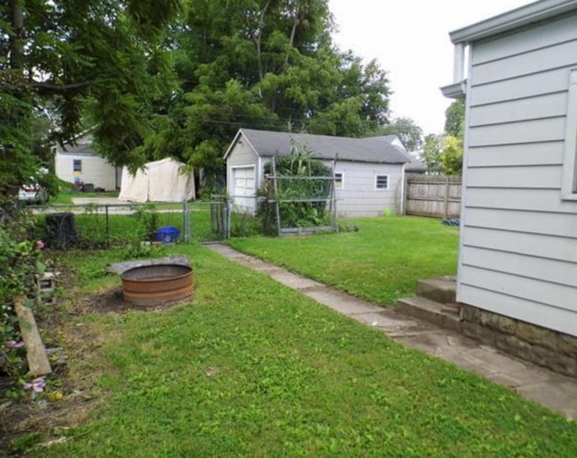 Building Photo - Charming Single Family Home with detached ...