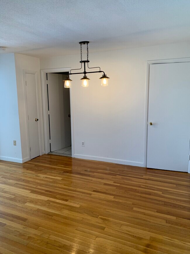Building Photo - 52 Evergreen St