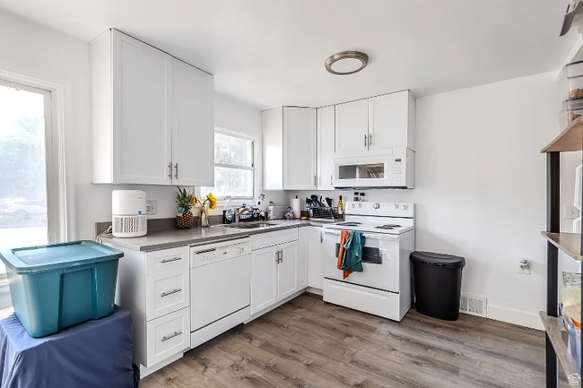 Building Photo - 810 600 W