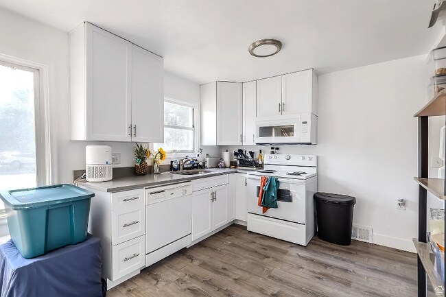 Foto del edificio - 810 600 W