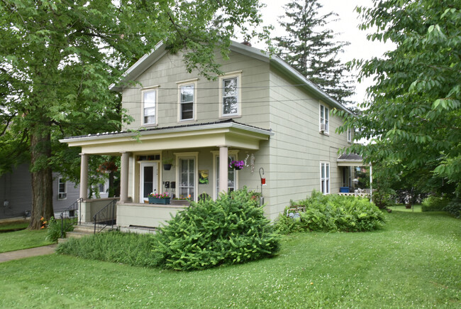 Building Photo - 718 Highland Ave