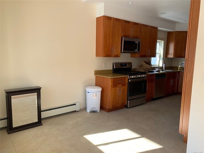 Foto del edificio - 217-12 Corbett Rd