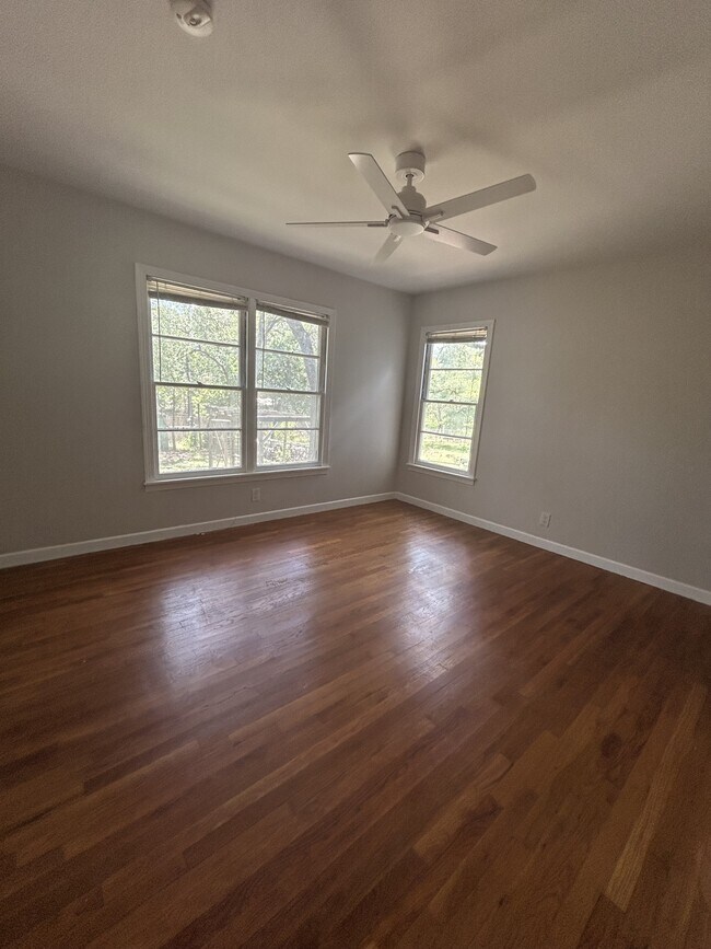 Foto del edificio - 134 E Hillcrest Dr