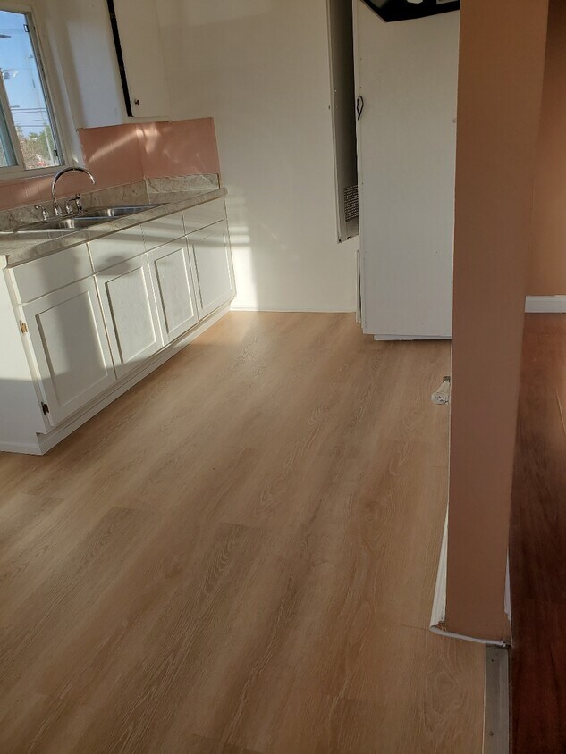 Foto principal - 8927 S Hoover St
